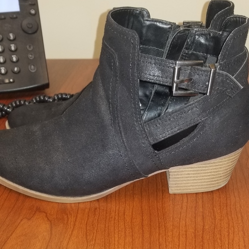 GUC Fergalicious Women's Banger Cut out Black Booties - Picture 6 of 8